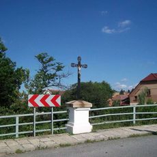 Kříž ve Spáleném Poříčí na mostě přes Bradavu