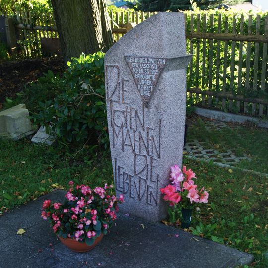 Grabstätte des Karl Stülpner und OdF-Gedenkstein auf dem Friedhof Heinzebankstraße 2
