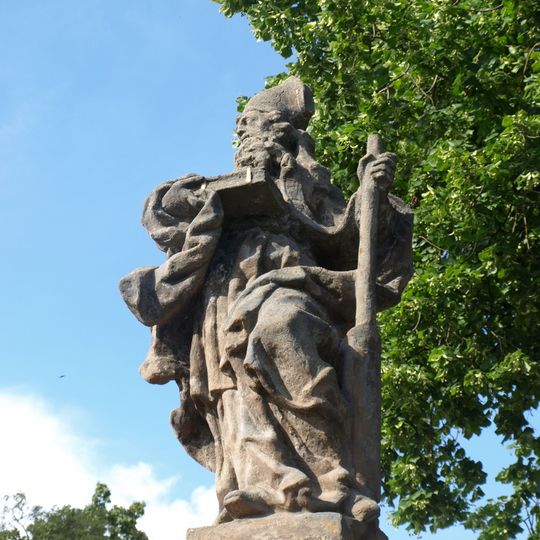 Socha svatého Vojtěcha na schodišti ke kostelu v Chlumu