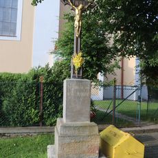 Kříž u kostela Navštívení Panny Marie v Martínkově