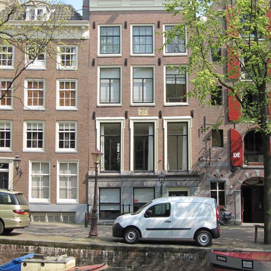 Pand met gevel onder rechte lijst