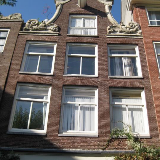 Pand met gekuifde klokgevel