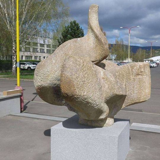 Socha před budovou palivového kombinátu v Hrbovicích