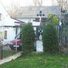 Kříž u domu 107 v Nebuželech