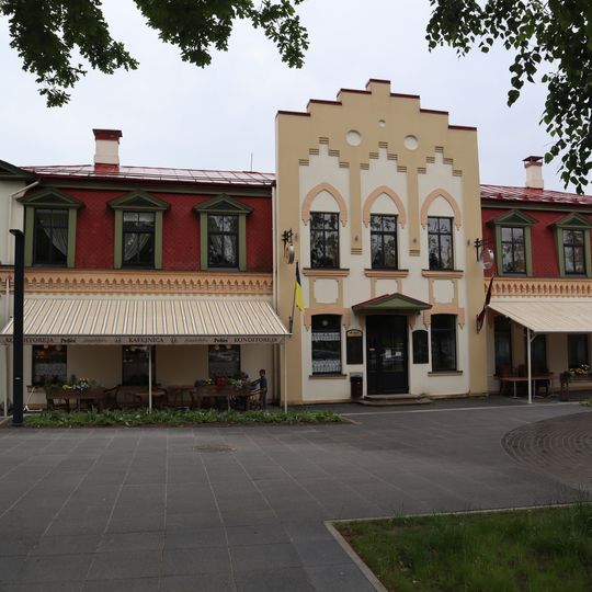 Dzīvojamā ēka - preču tirgotava