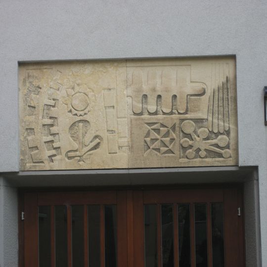 Inschrifttafel, Supraportenrelief