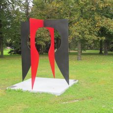 Plastika Negativní hlava v parku v ulici Osvoboditelů v Lounech