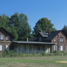 Bahnhof mit technischer Ausstattung und Nebengebäude und Lindenallee Am Bahnhof 7