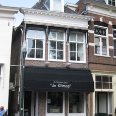 Pand onder zadeldak met vrij gaaf bewaarde gevel en kroonlijst met gesneden bloklijst