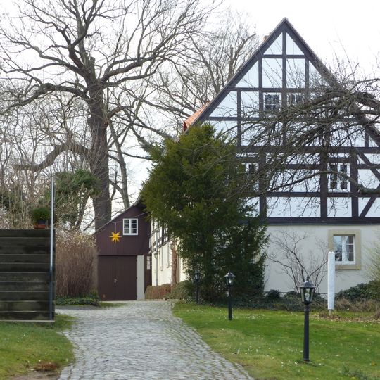 Pfarr- und Gemeindehaus, mit Einfriedungsmauer um den Pfarrhof August-Bebel-Straße 67