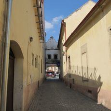 Brána mezi domy čp. 6 a 8