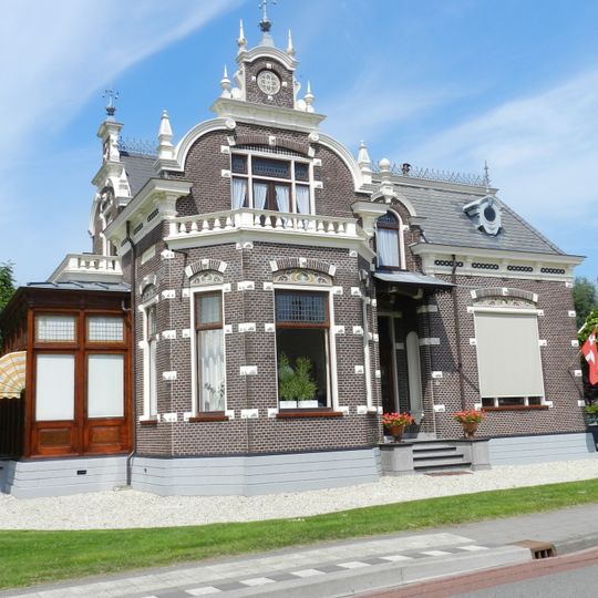 Rentenierswoning met aangebouwd koetshuis