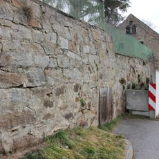 Stützmauer als Grundstückseinfassung mit Brunnenstube und Erdkeller Mühlweg 12