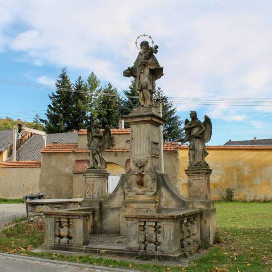 Sousoší svatého Jana Nepomuckého s andílky v Rudě nad Moravou před zámkem