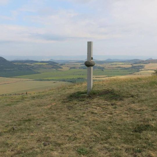 Kamenný sloup na vrchu Oblíku