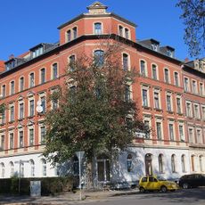 Mietshaus in geschlossener Bebauung in Ecklage, mit Vorgarten zur Beyerstraße Matthesstraße 80