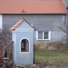 Kaplička na jižním okraji vsi