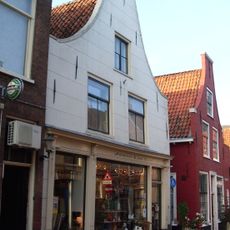 Pand met gepleisterde klokgevel