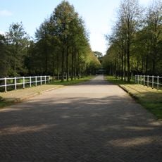 Oranjewoud, hek op bakstenen dam