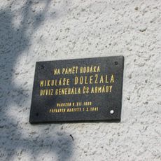 Pamětní deska na domě čp.15 v místní části Vlásenice-Drbohlavy