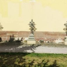 Kovové kříže u kostela svatého Vavřince v Jilemnici