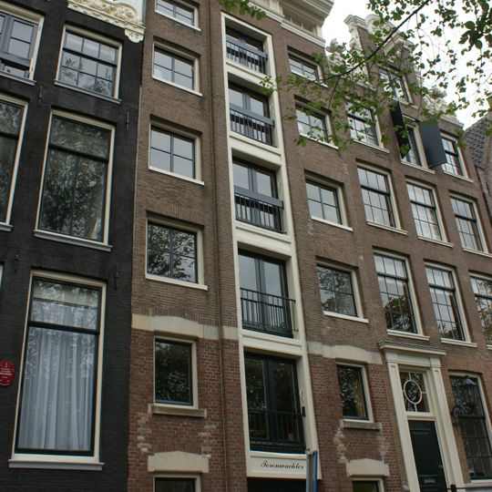 Pakhuis met gevel onder rechte lijst