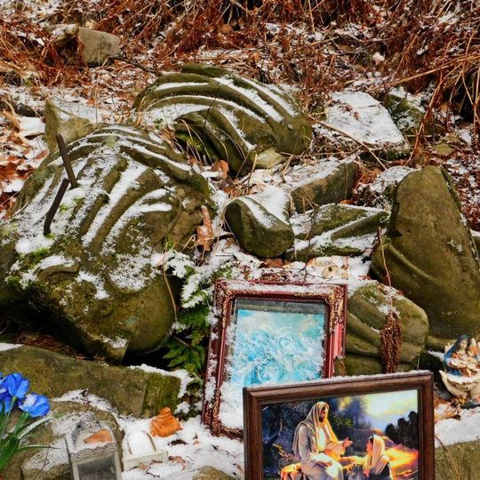 Fragment sochy anděla u studánky na Staré hoře