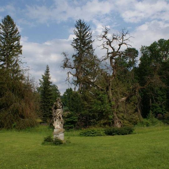 Socha v zámeckém parku ve Velkých Losinách