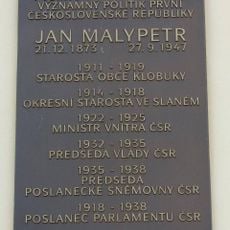Pamětní desky Janů Malypetrů na domě 11 v Klobukách