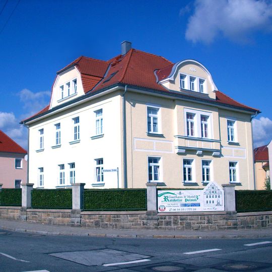 Wohnhaus in offener Bebauung Dresdener Straße 32