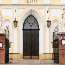 Ogrodzenie z bramą i figurami