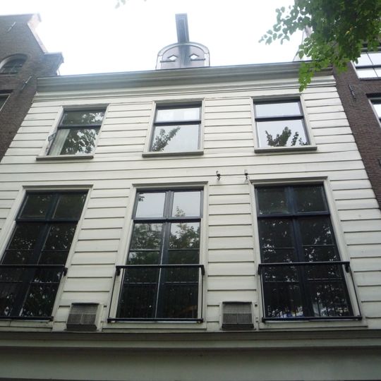 Pand met houten gevel onder rechte lijst met dakkapel