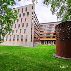 Konisk stor sylinder med en mengde hull i den rustne metallplata.