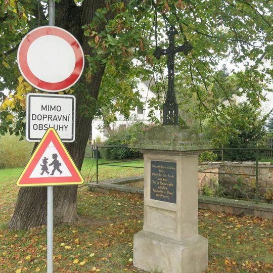 Kříž na rozcestí ve východní části Proboštova