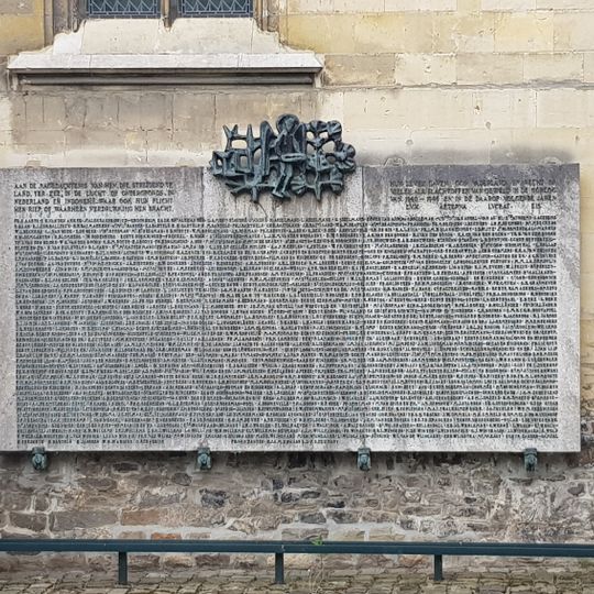 Monument bij de Sint-Servaaskerk