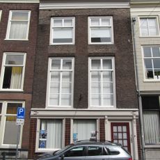 Pand met lijstgevel met in de verdieping empire ramen