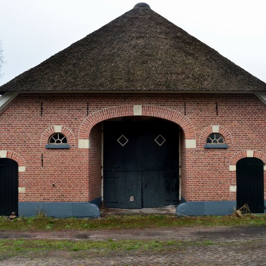 Schuur met een deels met riet, deels met hollandse pannen gedekt schilddak