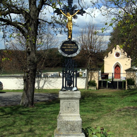 Boží muka před hřbitovem ve Smolotelech