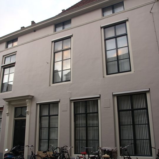 Uit twee delen samengevoegd pand met gepleisterde lijstgevel