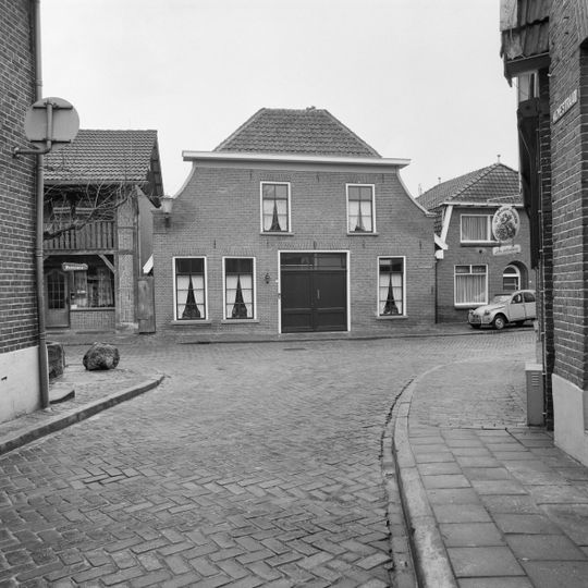 Vakwerk-huis met vernieuwde voorgevel met lijst en ingezwenkte zijkanten