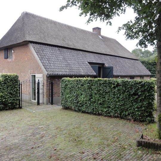 Boerderij onder met riet en pannen gedekt wolfdak