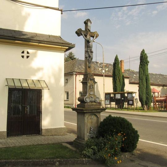 Kříž v Bohuslavicích před kaplí