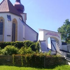 Friedhof mit Toranlagen, Ummauerung und integr. Figurenbildstöcken