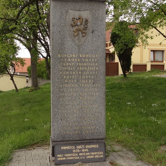 Pomník padlým na návsi v Čečelicích