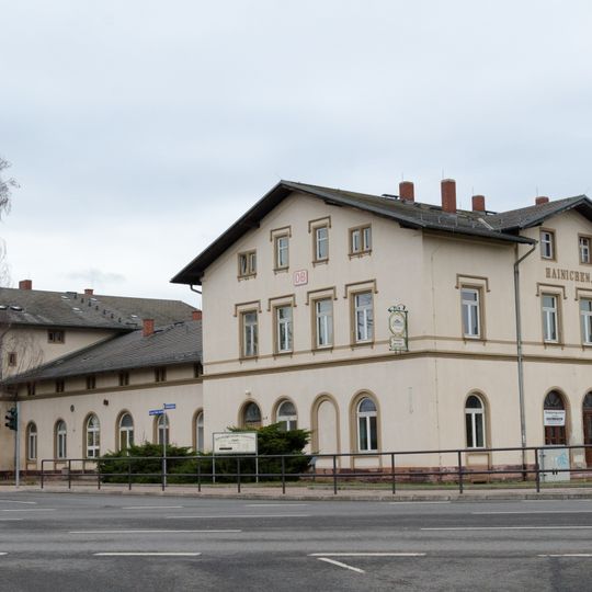 Empfangsgebäude eines Bahnhofs, mit Bahnsteigüberdachung Bahnhofsplatz 6