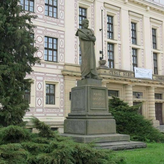 Pomník Karla Havlíčka Borovského před gymnáziem v Duchcově