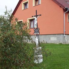 Kříž v zahradě v Psárově na návsi