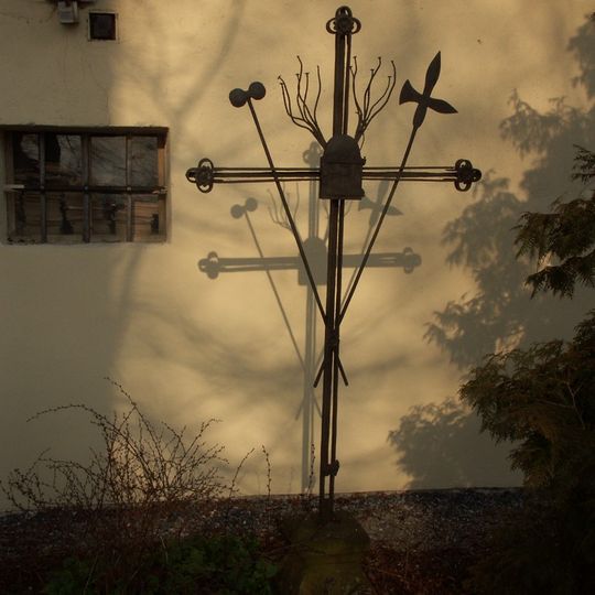 Kovový kříž u kostela v Jinošově