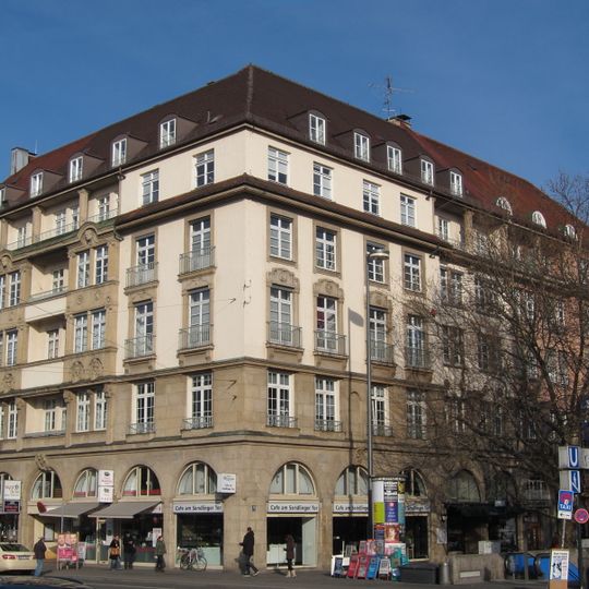 Stattlicher Geschäftshausblock