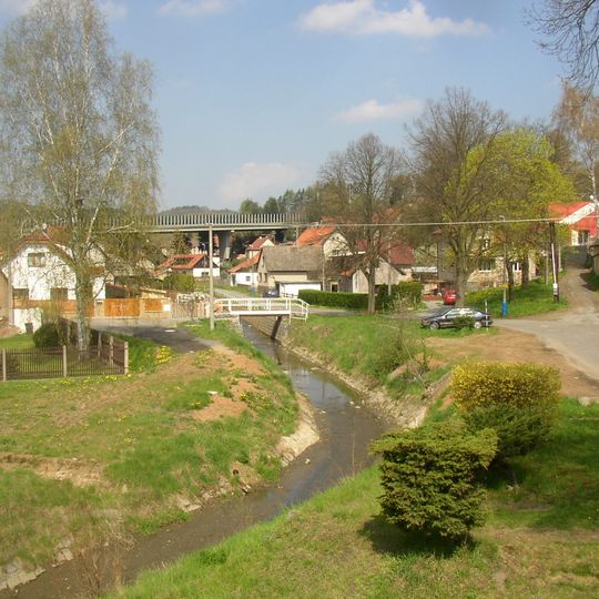 Most silnice I/3 přes Kunický potok v Mirošovicích